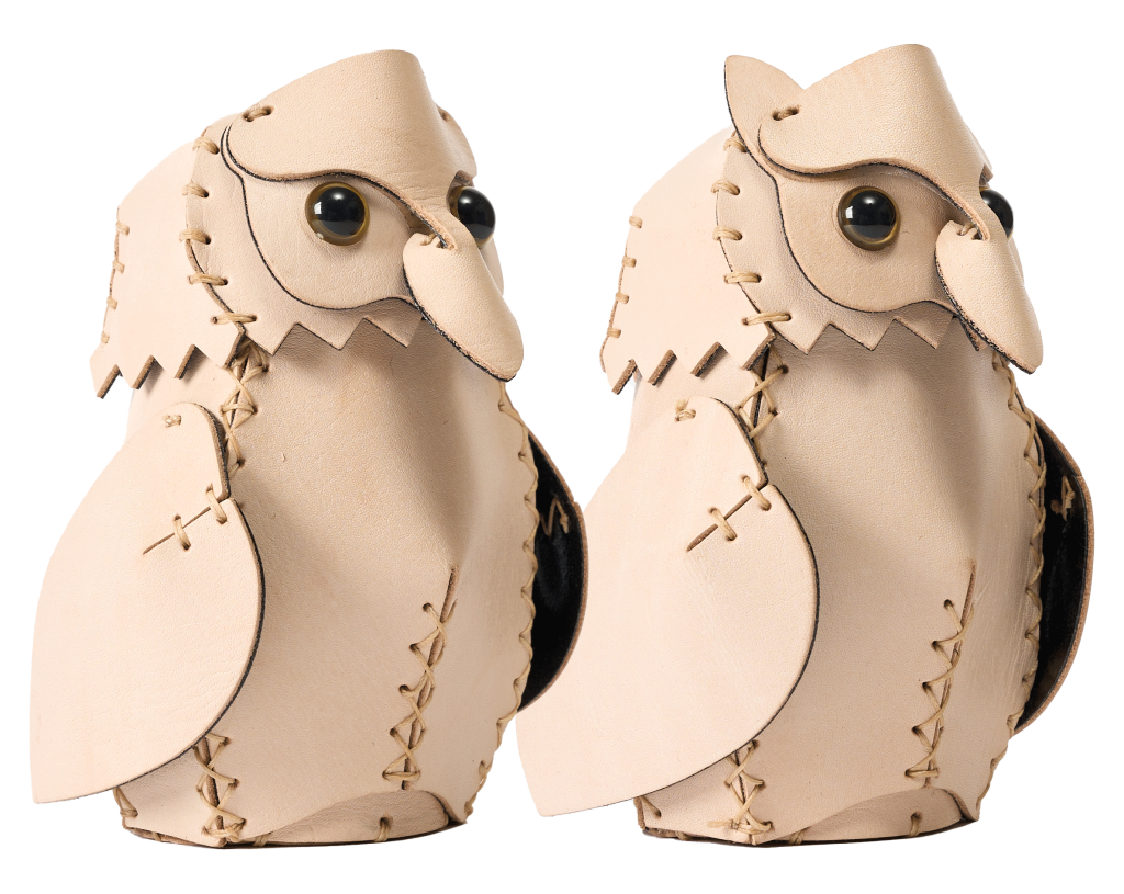 革製模型キット「ふくろうとみみずく」の完成画像。

Completed image of the leather model kit 'Owl and Horned Owl'.